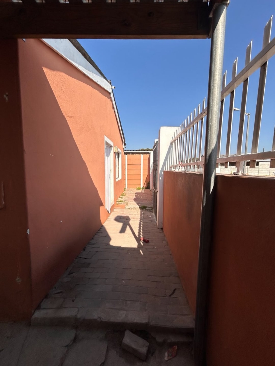 2 Bedroom Property for Sale in Lentegeur Western Cape